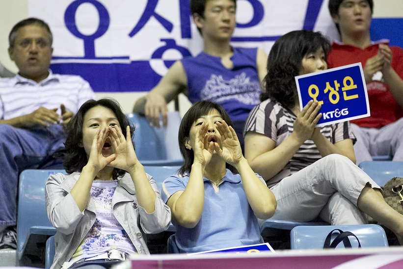 열심히 응원하는 팬들의 모습 한컷+관련사진